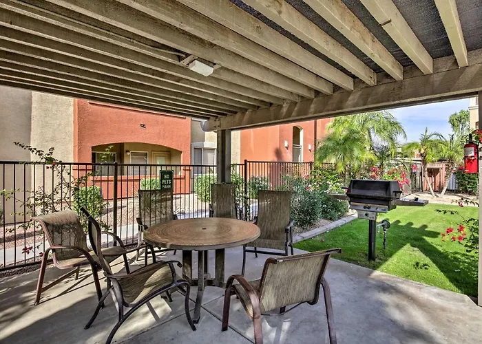 Dom wakacyjny 'red Rox' W/ Patio ~ 3 Mi To Airport *